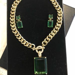 Beautiful Heidi dais necklace and earrings.
